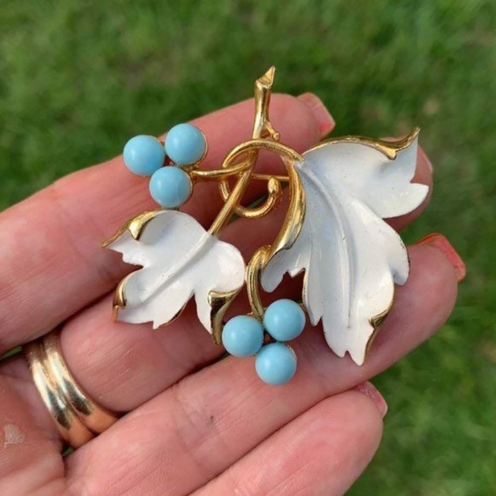 Sarah Coventry White Enamel Leaf Turquoise Brooch